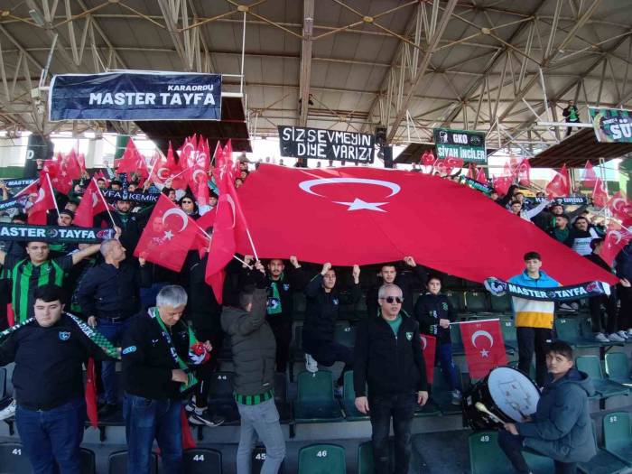 Taraftarlar Maç Öncesi Şehitleri Andı