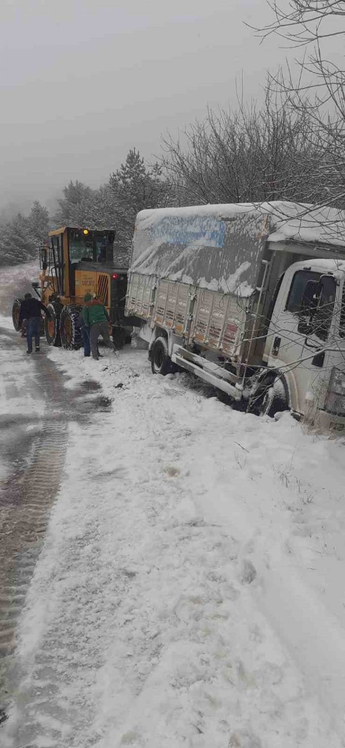 Tokat’ta Karda Kayan Kamyon Yan Yattı