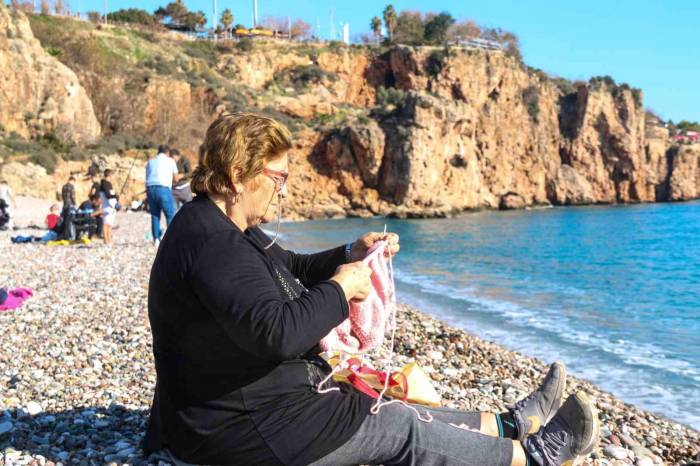 Antalya’da Yaz Aylarını Aratmayan Havayı Görenler Sahile Koştu