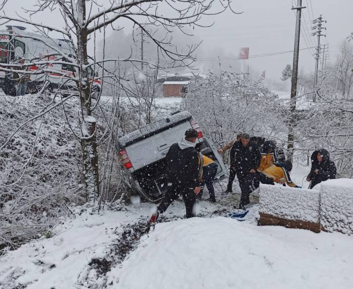 Ordu’da Kar Yağışı Kazaya Neden Oldu: Kamyonet Bahçeye Uçtu, Karı Koca Yaralandı