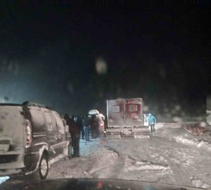 Ağrı’da Kepçe Uçurumdan Düştü: 1 Ölü, 2 Kayıp