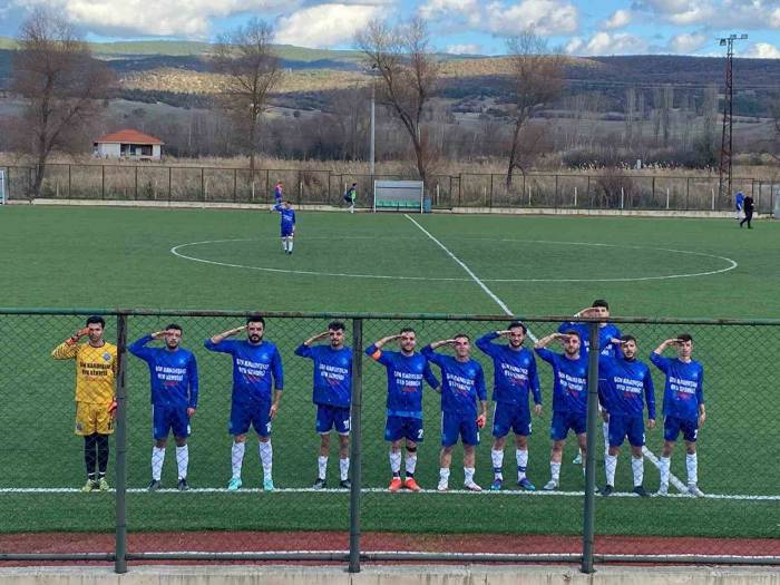 Amatör Maçta 12 Şehit İçin Asker Selamı Verdiler