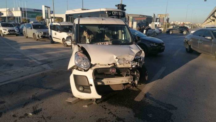 2 Sürücüye De Yeşil Yanan Sinyalizasyon Kazaya Sebep Oldu