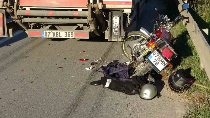 Kamyona Arkadan Çarptılar, Kaskları Sayesinde Ölümden Döndüler