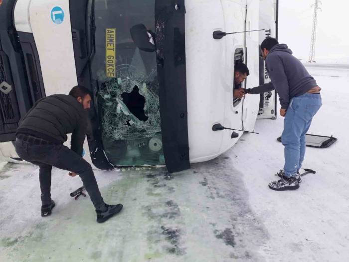 Kontrolden Çıkan Tır Devrildi