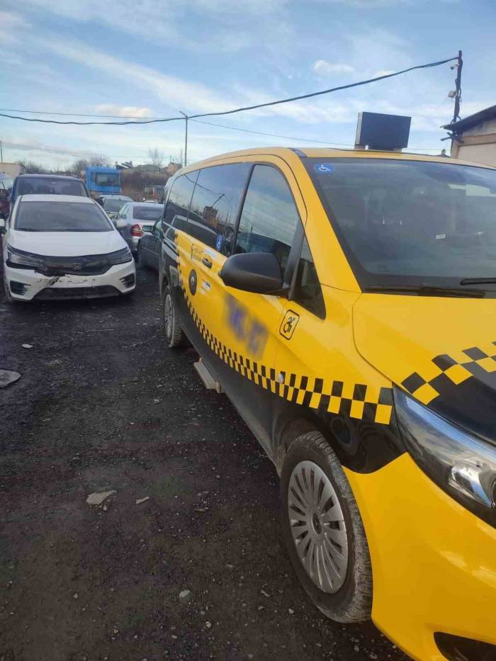 Arnavutköy’de Göçmen Kaçakçılığı Operasyonu: 87 Göçmen Yakalandı, 2 Kişi Gözaltına Alındı