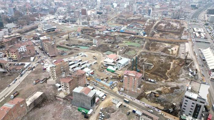 Malatya Çarşı Projesi’nde İş Makineleri Aralıksız Çalışıyor