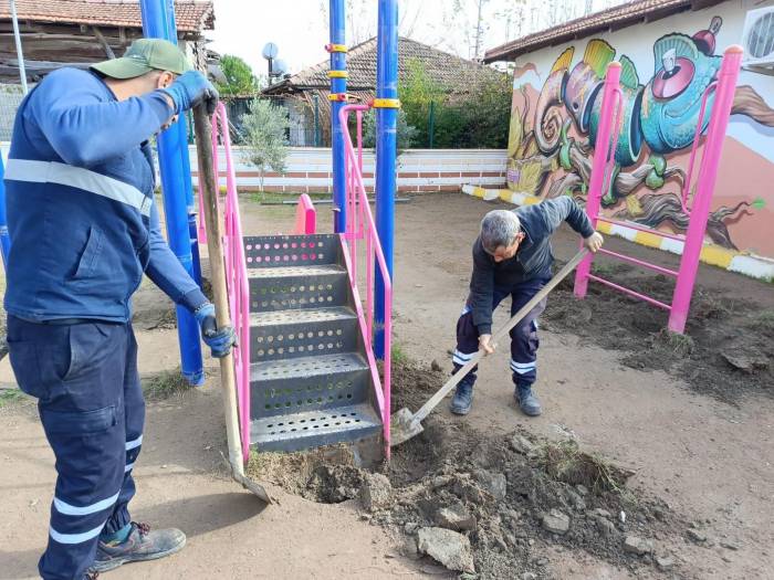 Ortaca’da Yol Ve Parkların Bakım Onarım Çalışmaları Devam Ediyor