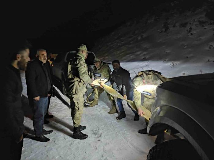 Batman’da Araçları Kara Saplanan Vatandaşları Jandarma Kurtardı