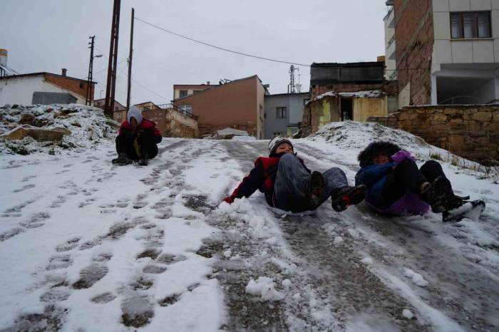 Bayburt’ta Kar Nedeniyle Okullar 1 Gün Tatil Edildi