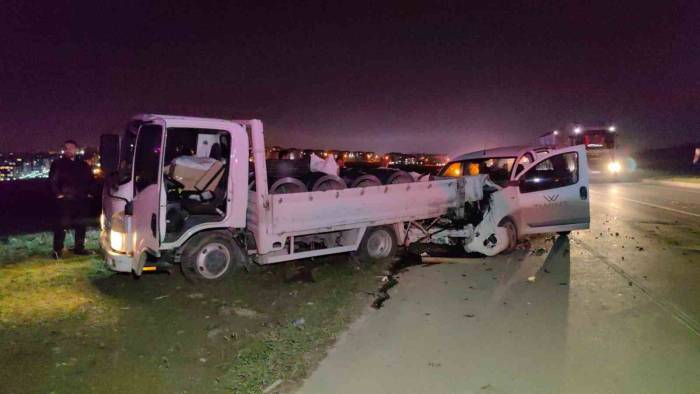 Bursa’da Hafif Ticari Araç Kamyonetle Çarpıştı: 1 Yaralı