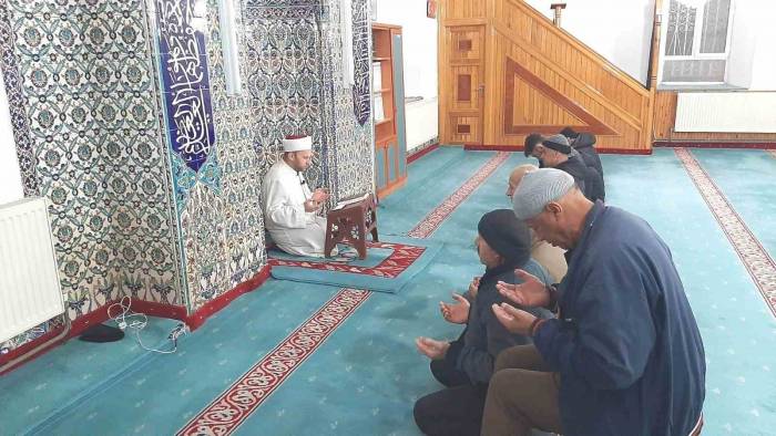 Dumlupınar’da Şehitler İçin Sabah Namazında Kur’an Okunup Dua Edildi