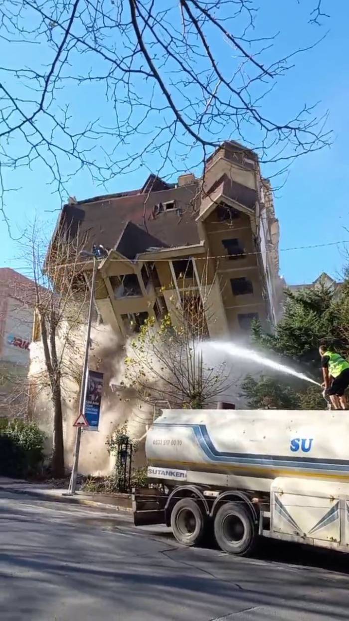Esenyurt’ta Yıkımı Yapılan Bina Bir Anda Çöktü