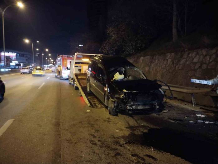 Kadıköy’de Kontrolden Çıkan Otomobil Önündeki Araca Çarpıp Bariyere Savruldu: 1 Yaralı