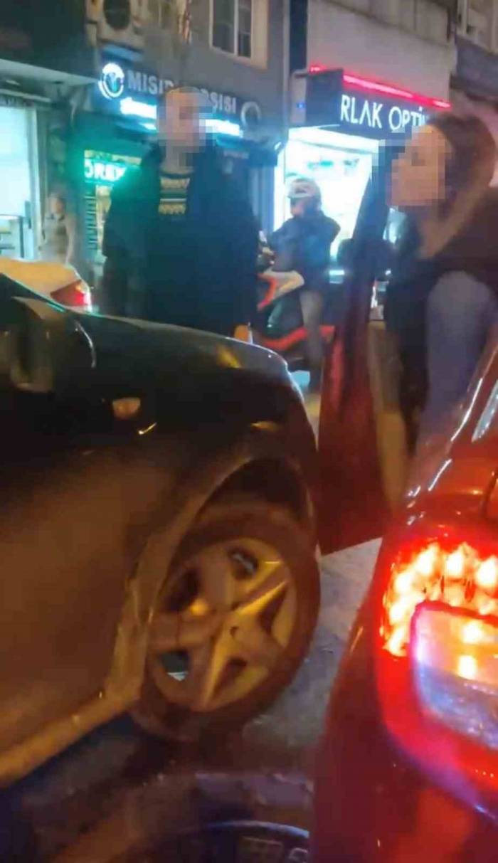 İstanbul’da Kaza Sonrası Akıl Almaz Anlar Kamerada: Kadın Sürücü Erkeğe Küfürler Yağdırdı