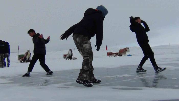 Çıldır Gölü’nde Halaylı Atlı Kızak Sezonu Açılışı