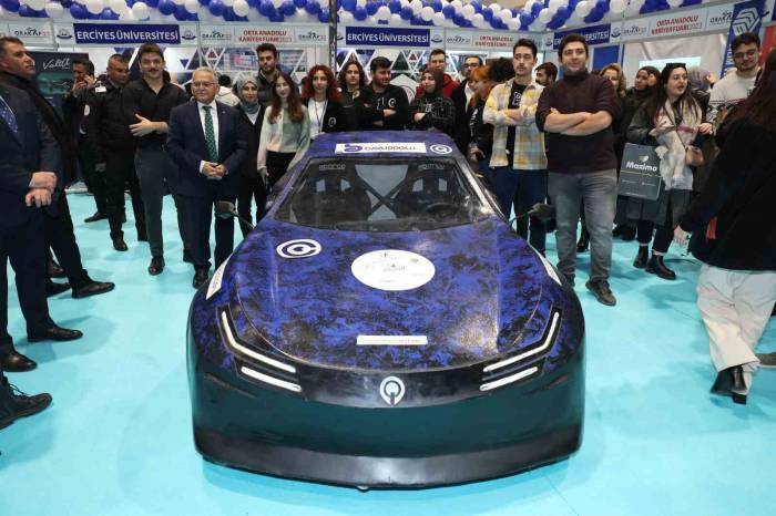 Başkan Büyükkılıç, Kariyer Fuarı’nda Stantları Gezdi, Cihazları İnceledi