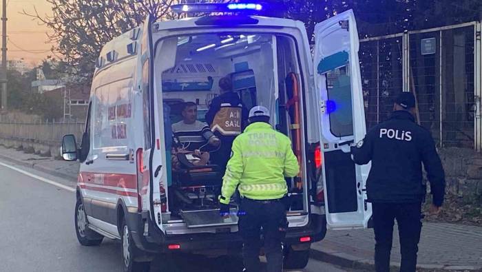 Kocaeli’de Minibüs Yol Ayrımındaki Bariyere Çarptı : 15 Yaralı