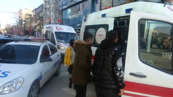 Bıçaklı Saldırıya Uğrayan Genç Ağır Yaralandı