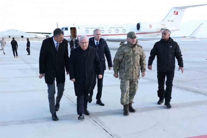 Bakan Güler, Hakkari’deki Dağ Ve Komando Tugay Komutanlığında İncelemelerde Bulundu