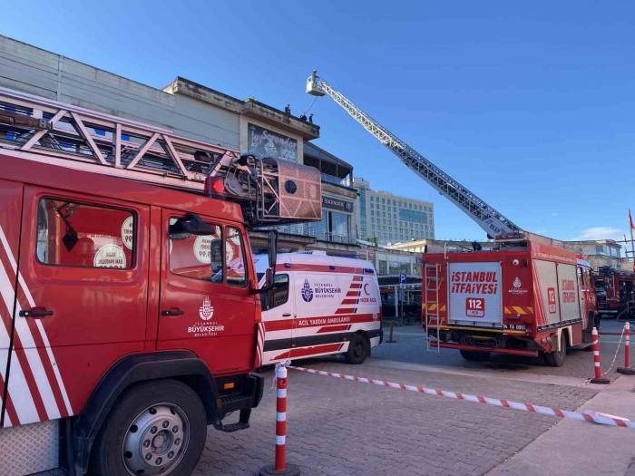 Pendik’te Avm’nin Restoranında Çıkan Yangın Söndürüldü