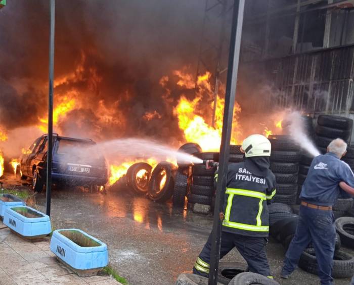 Samsun’da Eski Araç Lastikleri İle Otomobil Alevlere Teslim Oldu