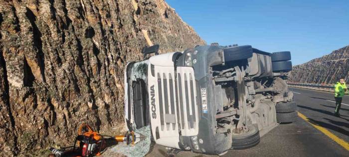 Şanlıurfa’da Devrilen Tırın Sürücüsü Öldü