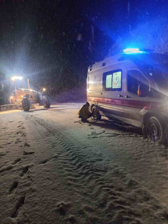 Kar Nedeniyle Köyde Mahsur Kalan Hasta Uzun Uğraşlar Sonucu Hastaneye Kaldırıldı