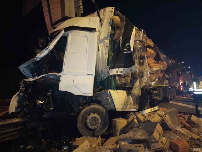 Tem Otoyolu’nda Kontrolden Çıkan Kuruyemiş Yüklü Tır Bariyerlere Girdi: 1 Yaralı
