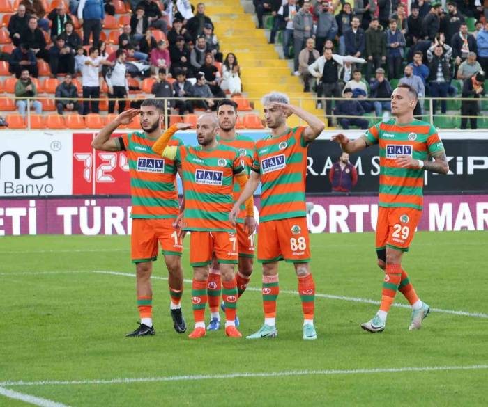 Trendyol Süper Lig: Corendon Alanyaspor: 2 - Samsunspor: 0 (İlk Yarı)