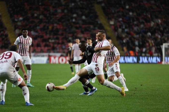 Trendyol Süper Lig: Hatayspor: 0 - Beşiktaş: 1 (İlk Yarı)