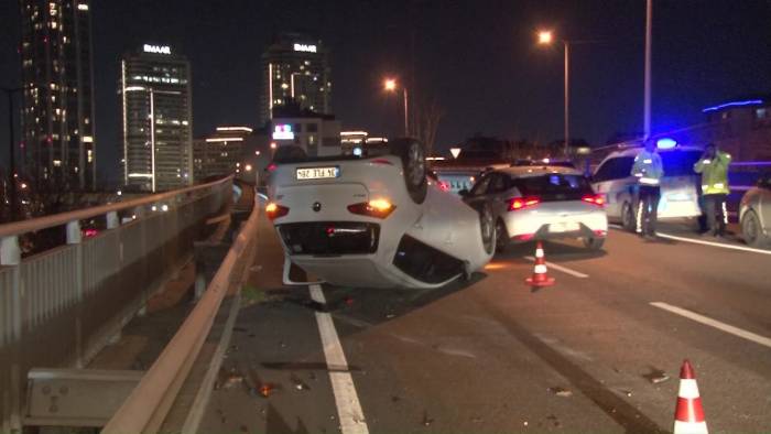 Üsküdar’da Bir Araca Çarpan Otomobil Takla Attı