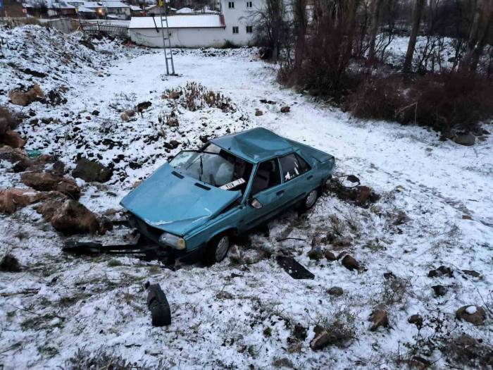 Yozgat’ta Otomobil Şarampole Yuvarlandı: 2 Yaralı