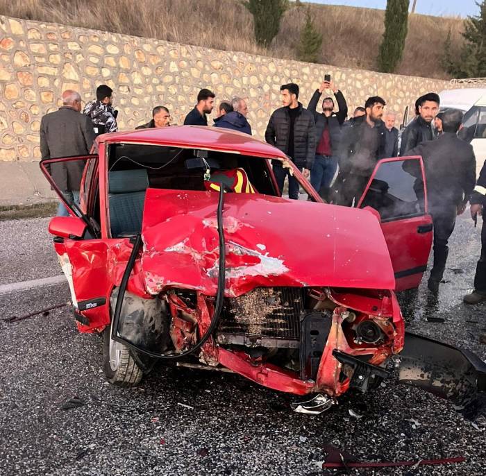 İki Otomobil Çarpıştı: 1 Yaralı