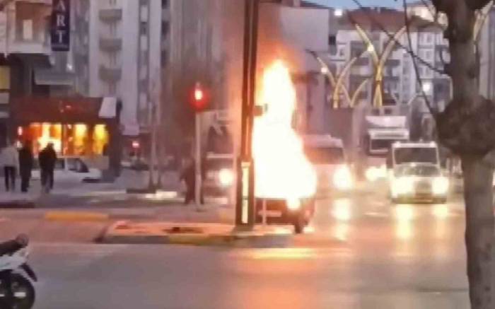 Elektrik Aksamı Şase Yapan Otomobil Alev Topuna Döndü