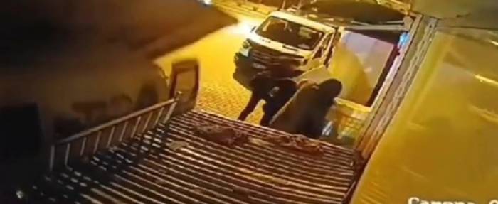 Fırtınada Düşen Çatının Altında Kalmaktan Saniyelerle Kurtuldu: O Anlar Kamerada