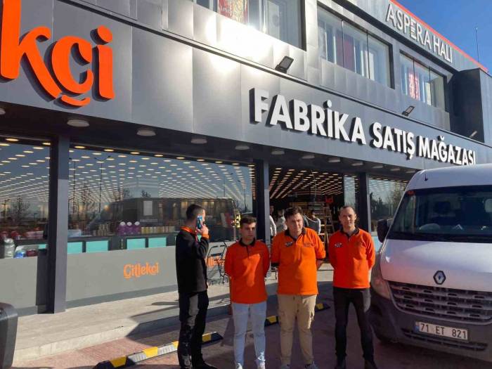 Fren Yerine Gaza Basan Şoför Mağazaya Daldı: 1 Yaralı