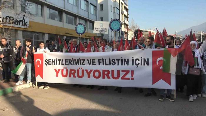 Bursa’da Üniversite Öğrencileri Şehitler Ve Filistin İçin Yürüdü