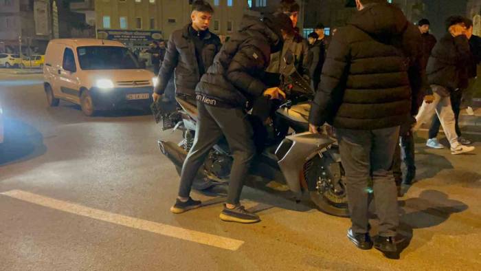 Kamyonet Motosiklete Çarptı: 2 Yaralı