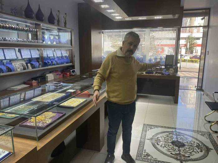 Büyükçekmece’de 2 Dakikada 12 Milyonluk Kuyumcu Vurgunu Kamerada