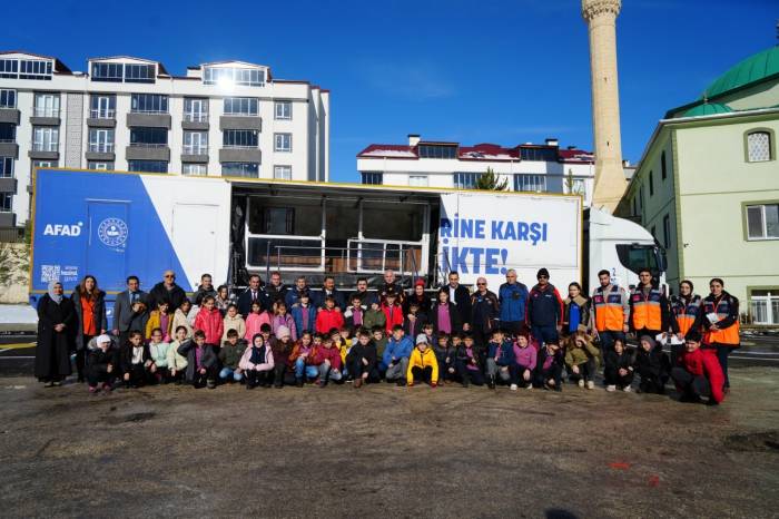 Deprem Simülasyon Tırıyla Öğrenciler Depremi Öğrendi