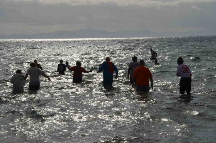 Didim’de Sokak Hayvanları İçin Denize Girdiler