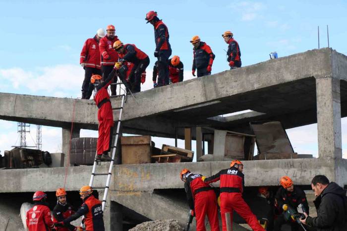 Erzincan’da Gerçeği Aratmayan Deprem Tatbikatı