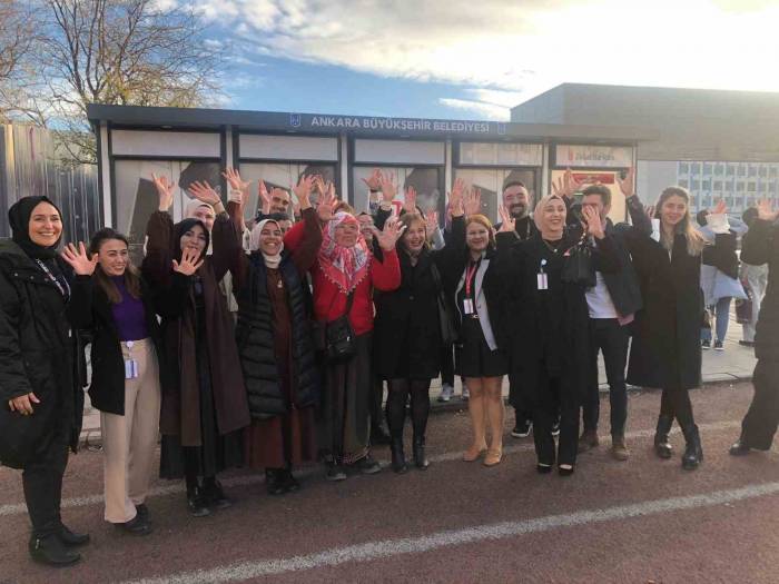 Simit Satan İşitme Engelli Çifte İşaret Dili Sürprizi