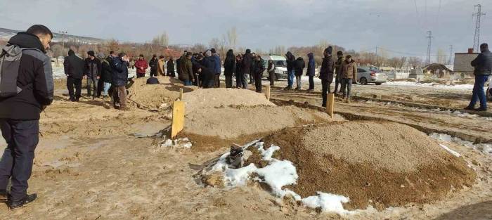 Ağrı’da Yol Açmaya Giden İş Makinasının Devrilmesi Sonucu Hayatını Kaybeden 4 Kişi Toprağa Verildi