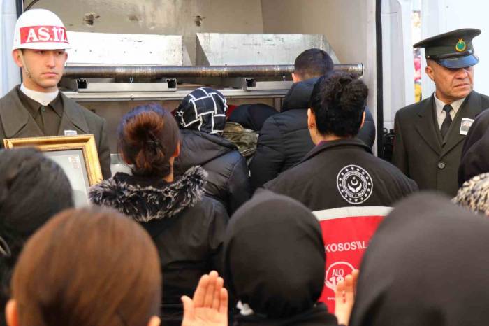 Şehit Eşini Askeri Kamuflajla Uğurladı
