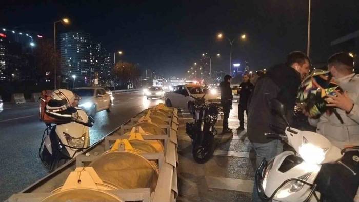 Kadıköy’de Otomobil Motosiklete Çarptı: 1 Yaralı