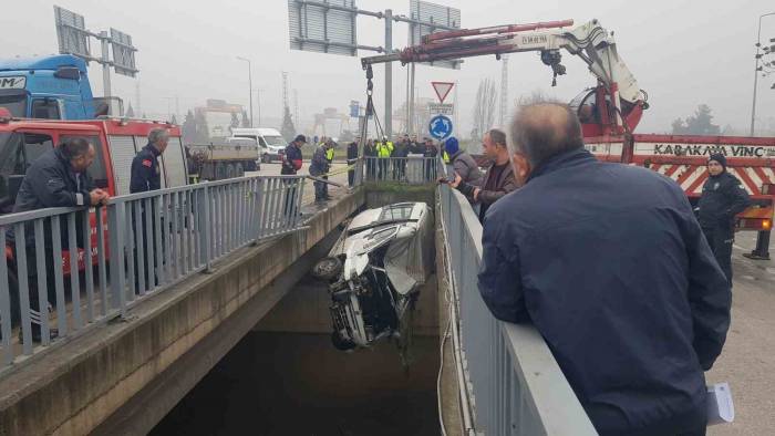 Araç Çayı’na Düşen Minibüs Vinç Yardımıyla Çıkarıldı