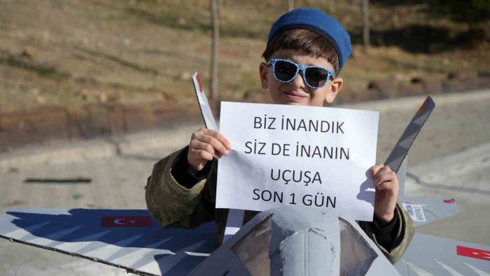 Teknofest’te Gördü, Milli Muharip Uçağı Kaan’ın Maketini Yaptı: Tek Hayali Pilot Olmak