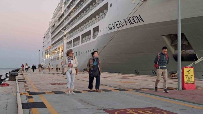 Kuşadası’na Yılın Son Gemisi Geldi